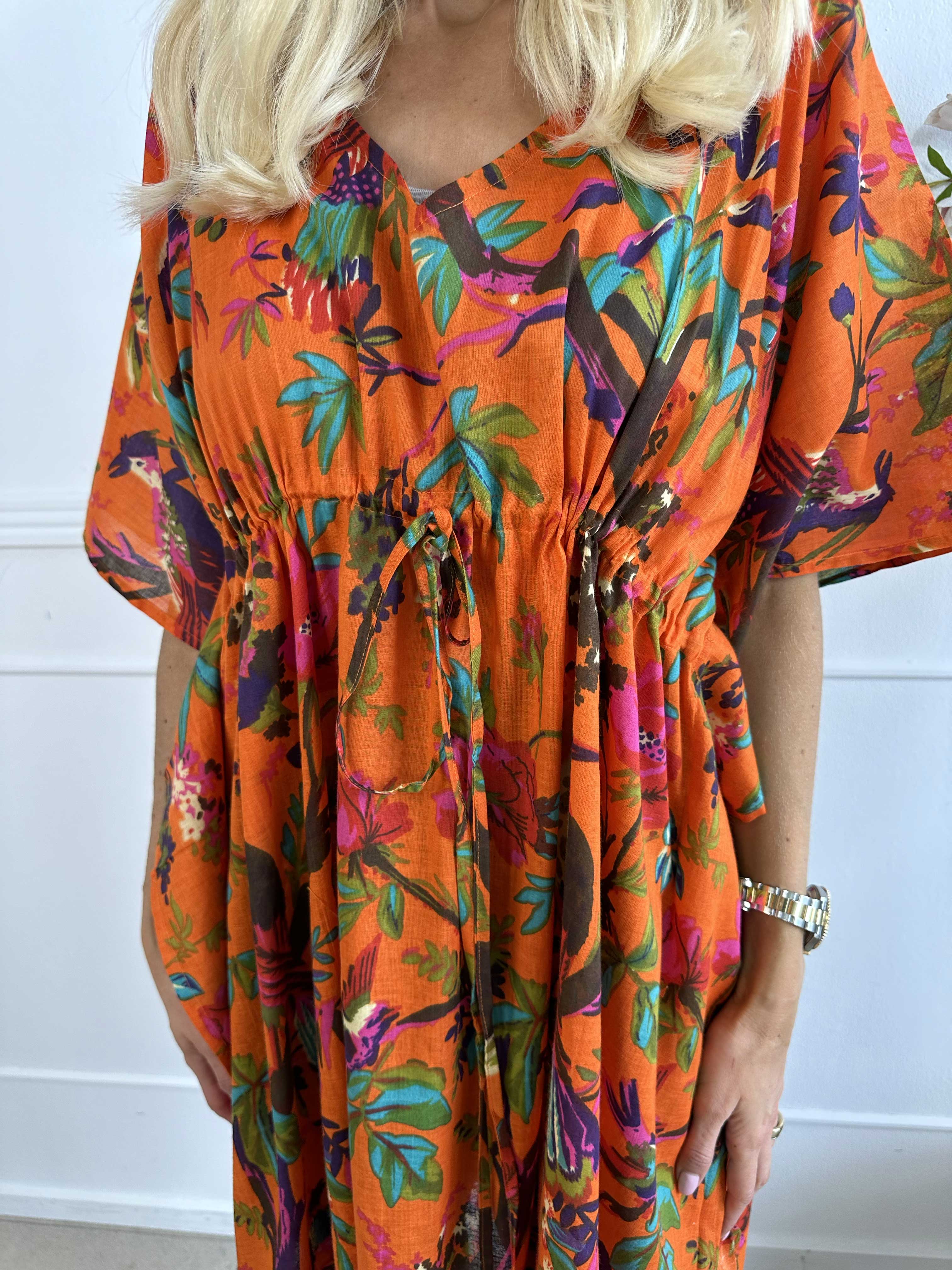 Xenia - Sød blomstret tunika med bindebånd i taljen